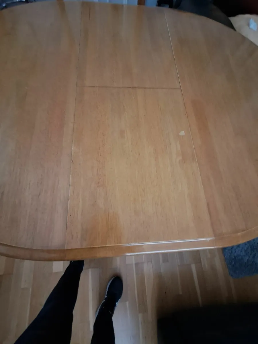Table and 4 chairs - Image 1