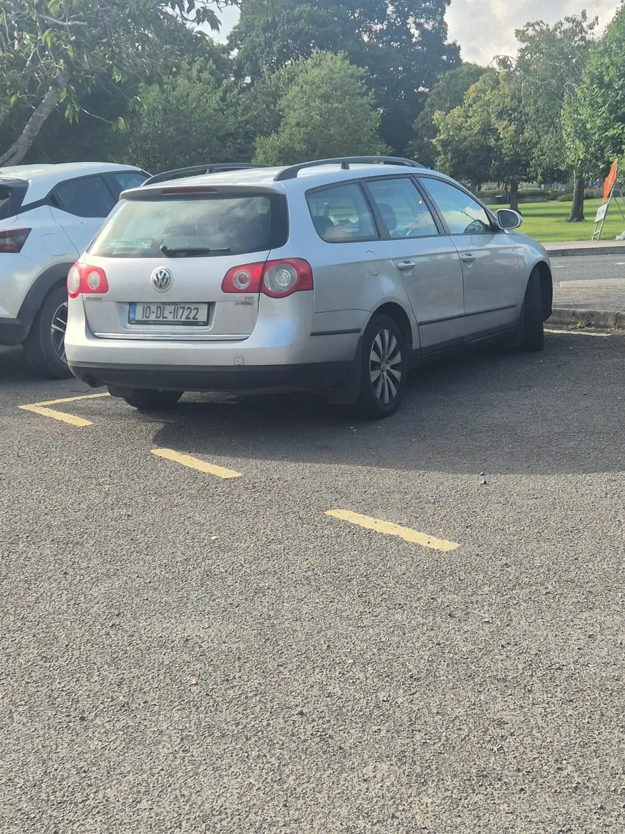 Volkswagen Passat 2010 - Image 2