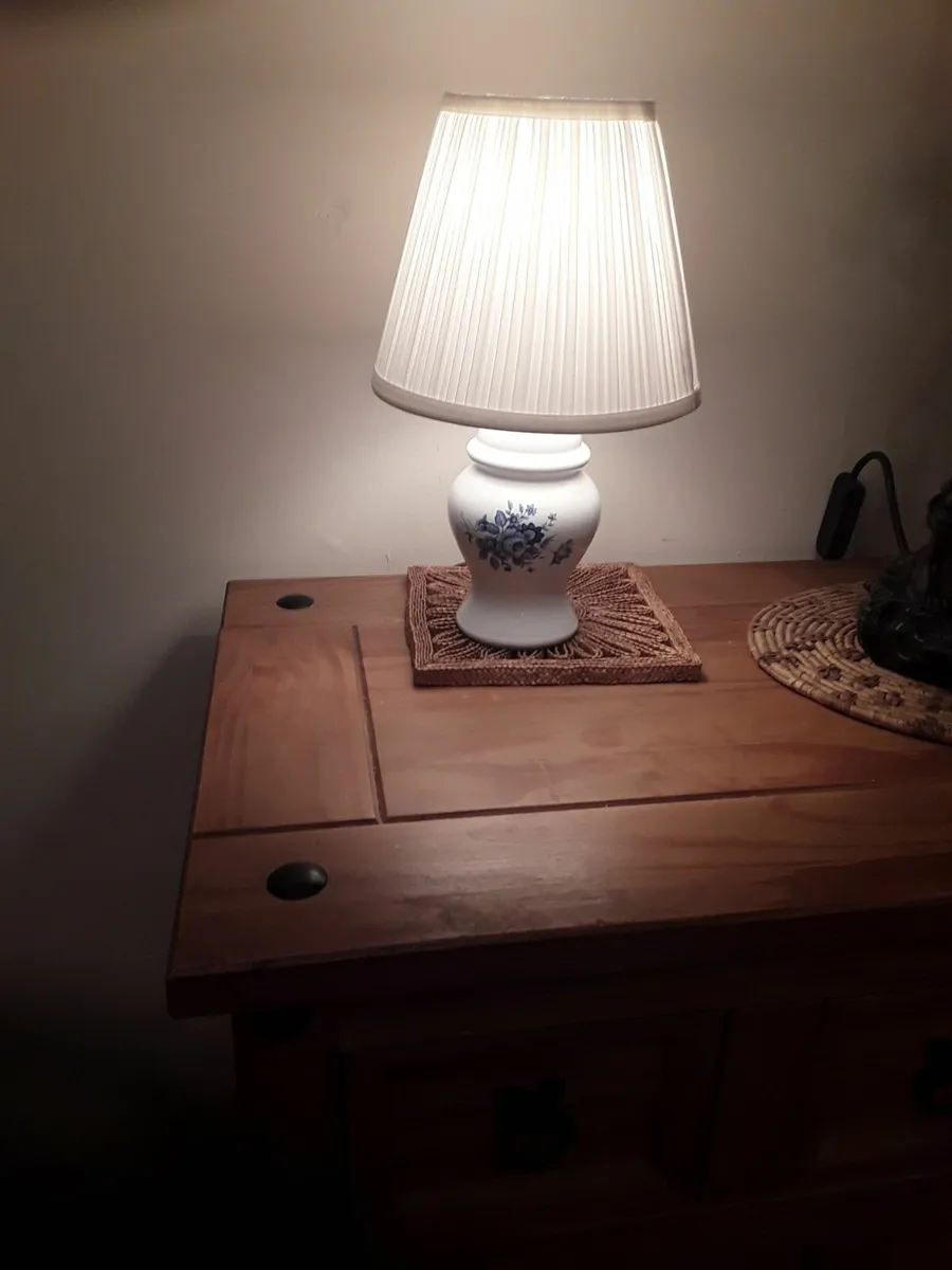 Lovely vintage small table lamp white pleated shad - Image 1