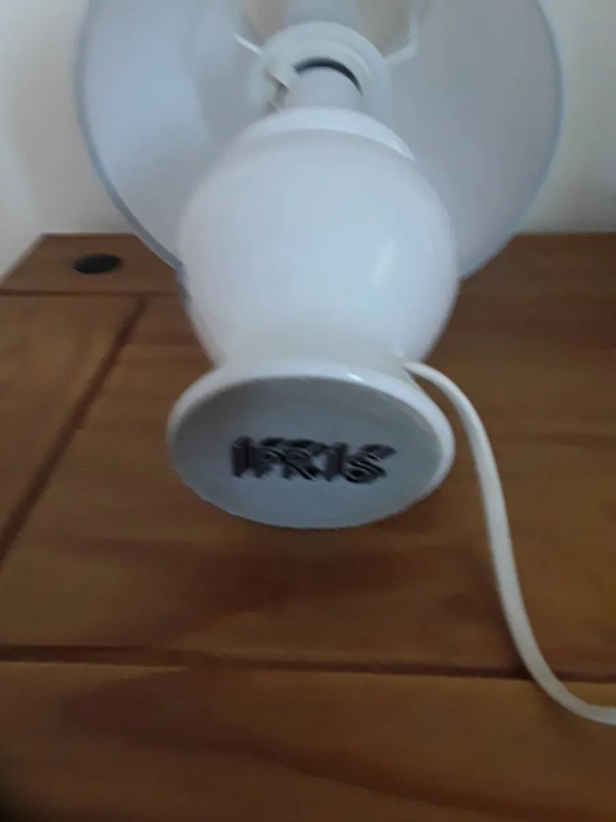 Lovely vintage small table lamp white pleated shad - Image 3