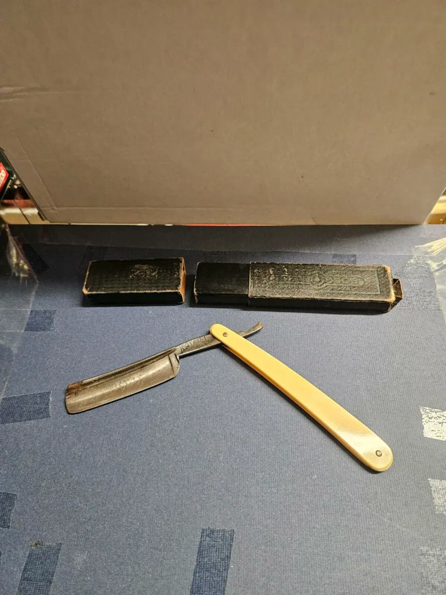 Vintage Cut Throat Razor - Image 1