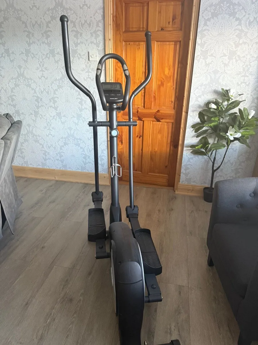 Cross trainer - Image 1