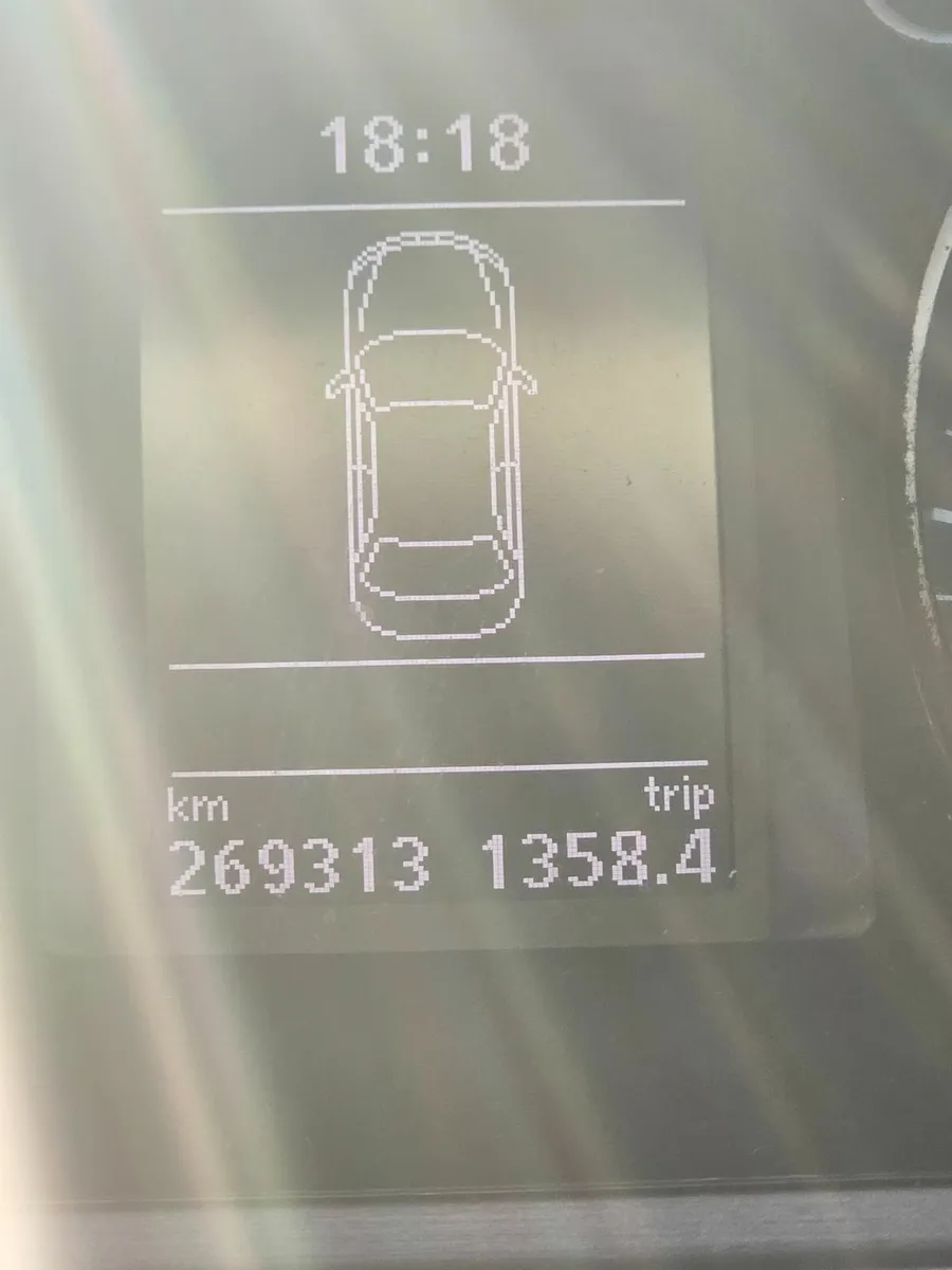 Volkswagen Passat 2011 - Image 2