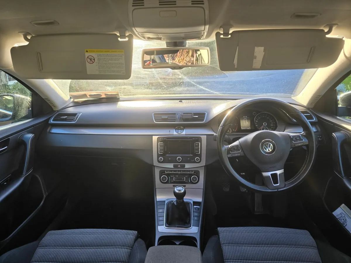 Volkswagen Passat 2011 - Image 3