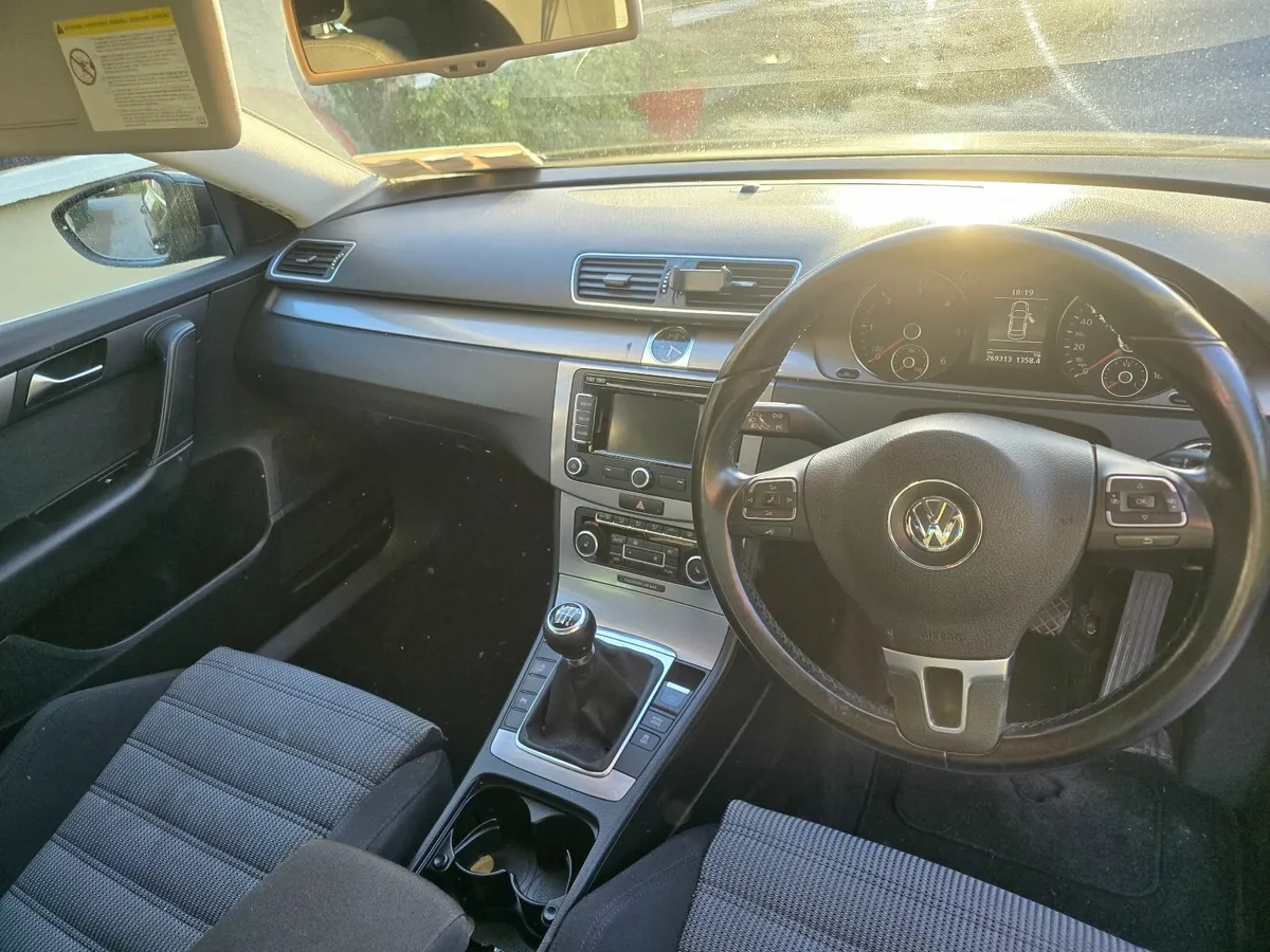 Volkswagen Passat 2011 - Image 4