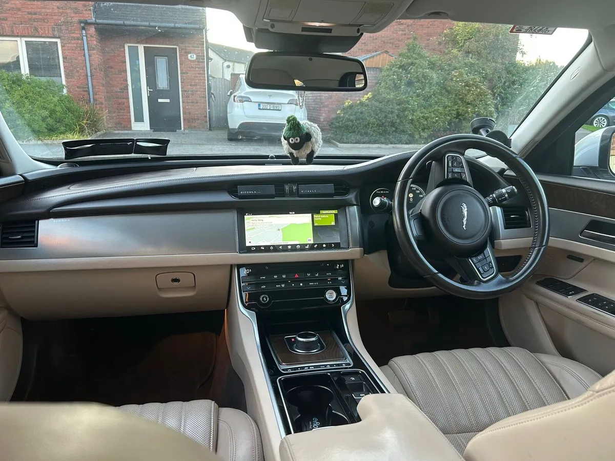 2016 Jaguar XF - Image 3