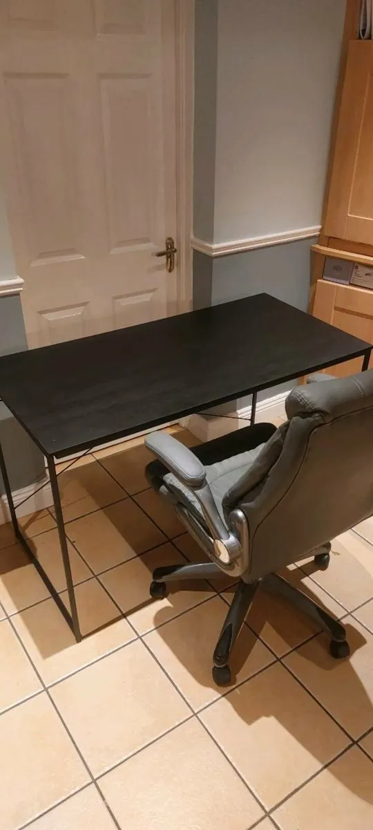 Computer desk and chair - Image 1