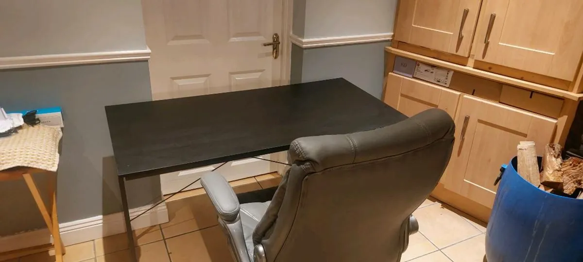 Computer desk and chair - Image 3