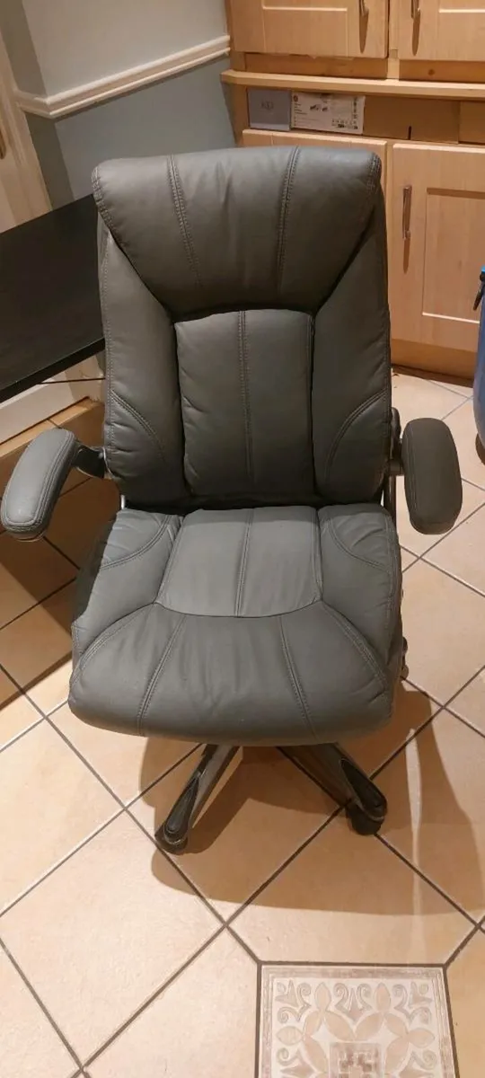 Computer desk and chair - Image 4