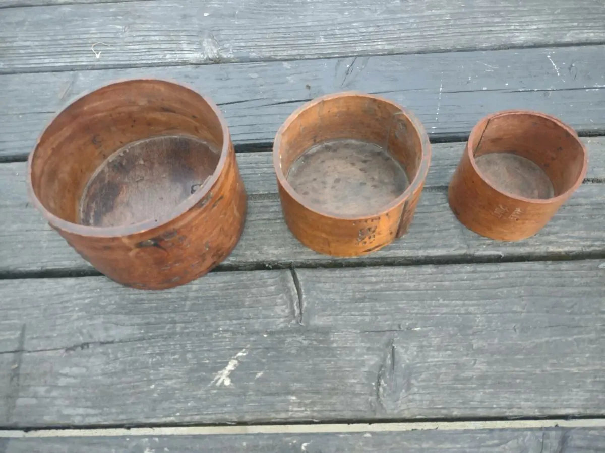 3 graduated grain measures - Image 1