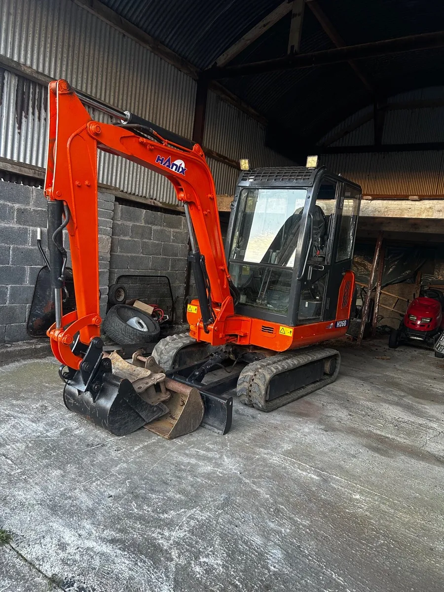 Hanix 2.6T mini digger - Image 1