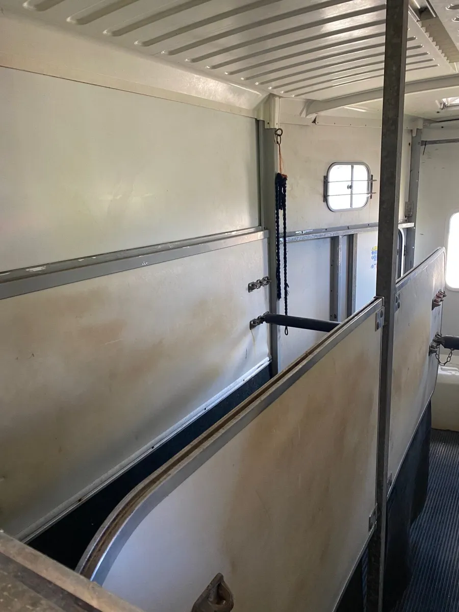 Horse box - Image 2
