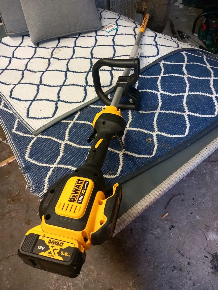 Dewalt strimmer like new - Image 1