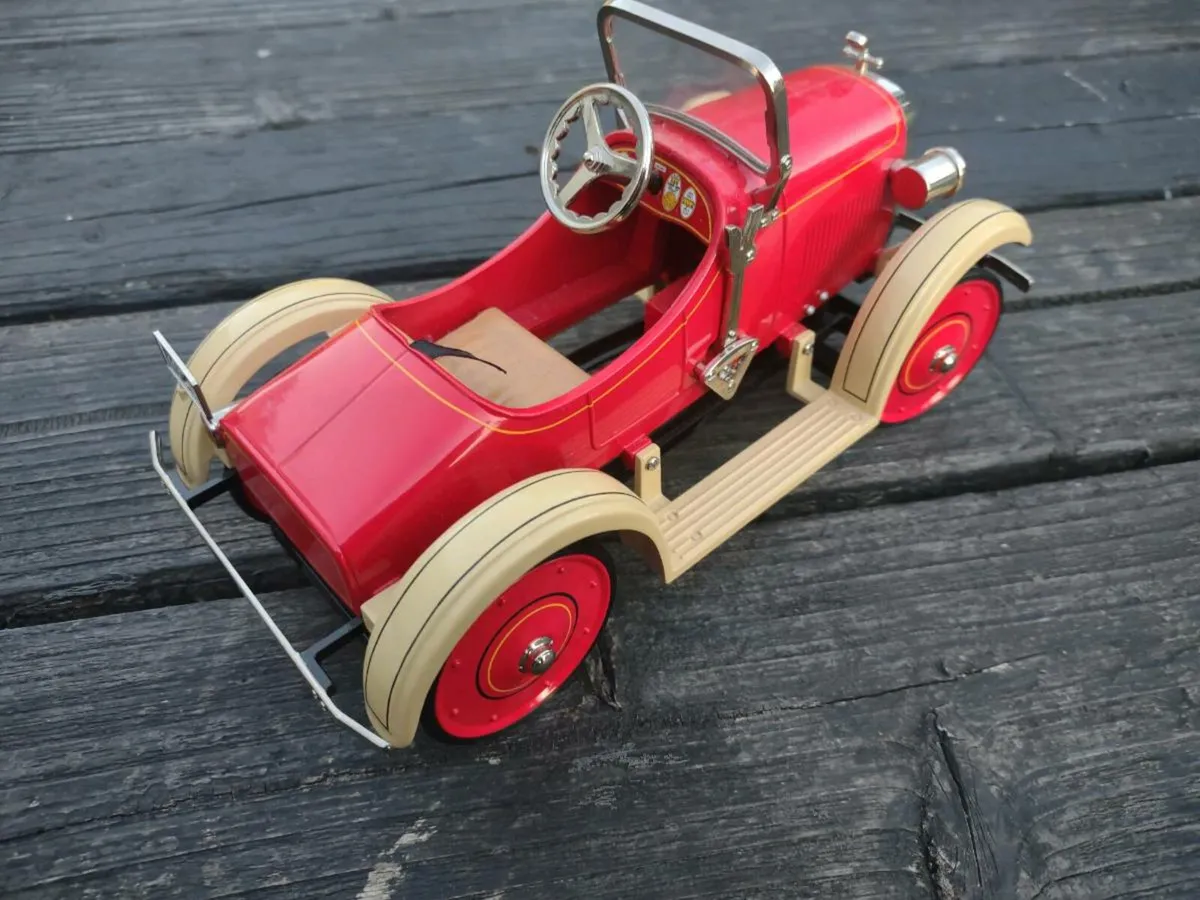 Die cast Hallmark Model car - Image 2