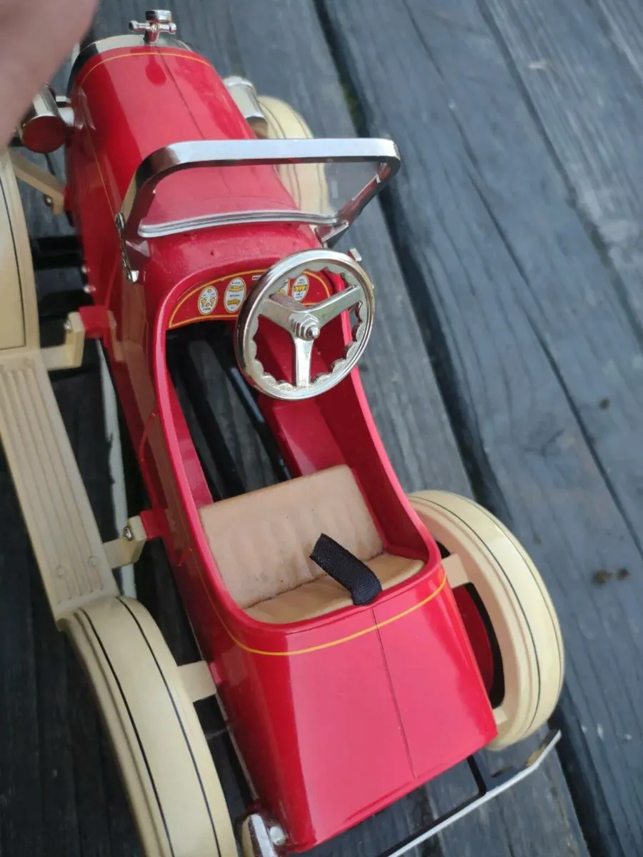 Die cast Hallmark Model car - Image 3