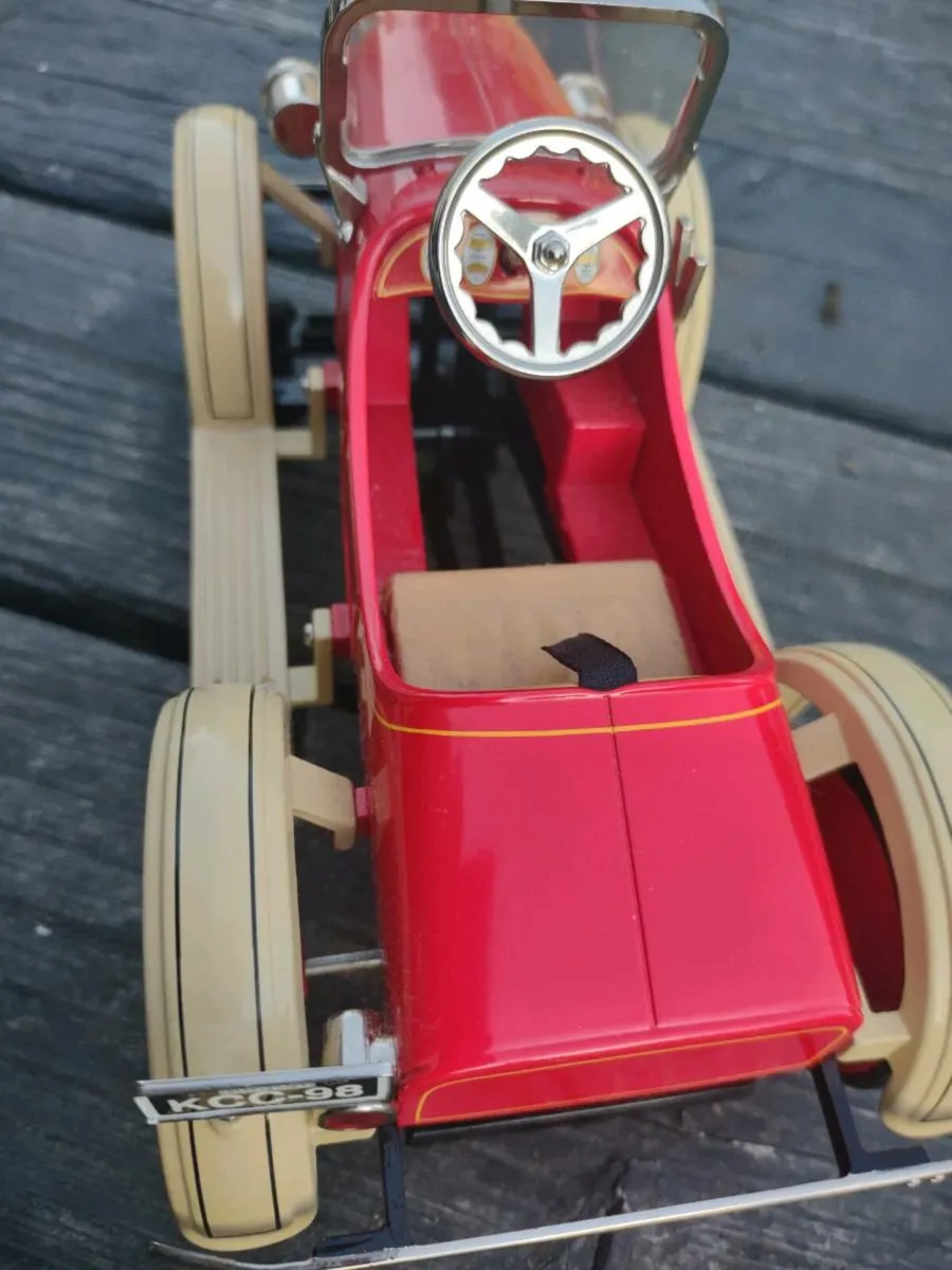 Die cast Hallmark Model car - Image 4