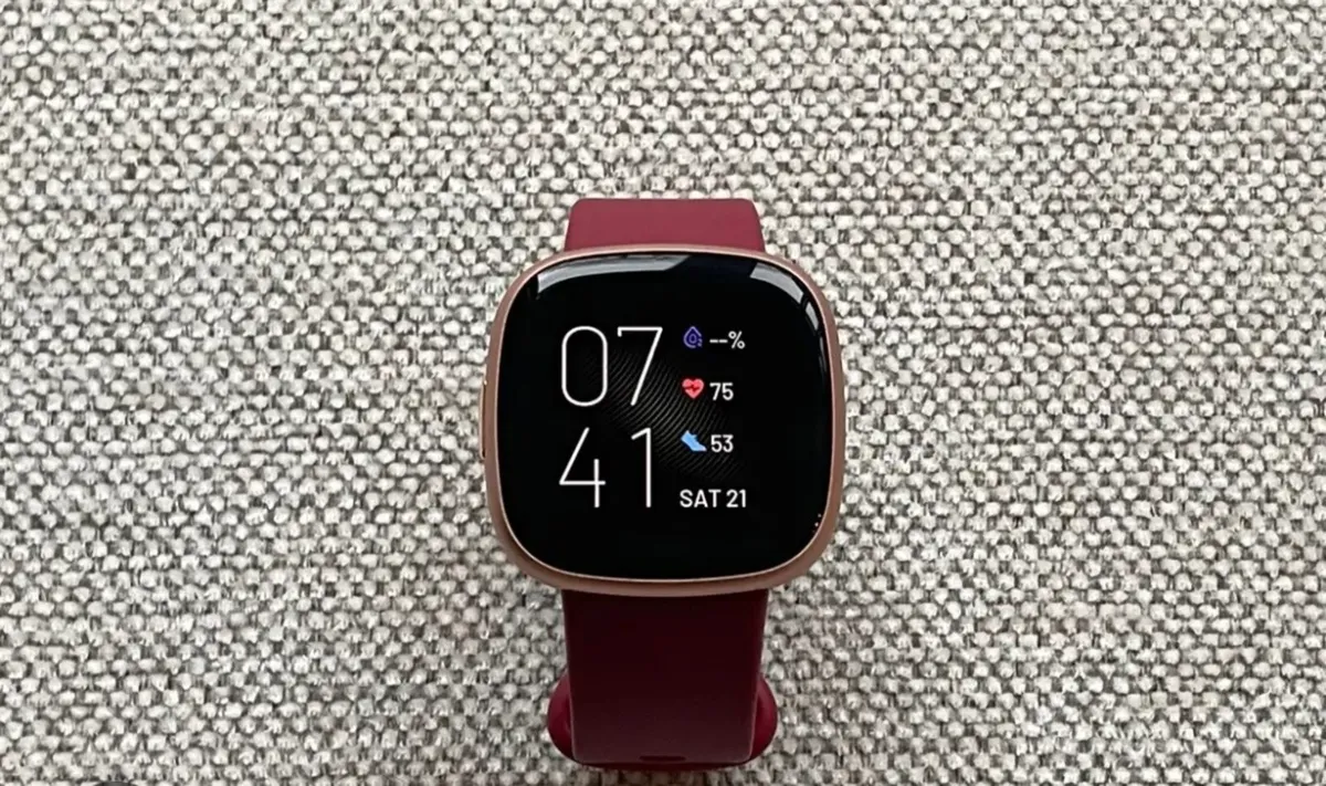 Fitbit versa 4 - Image 1