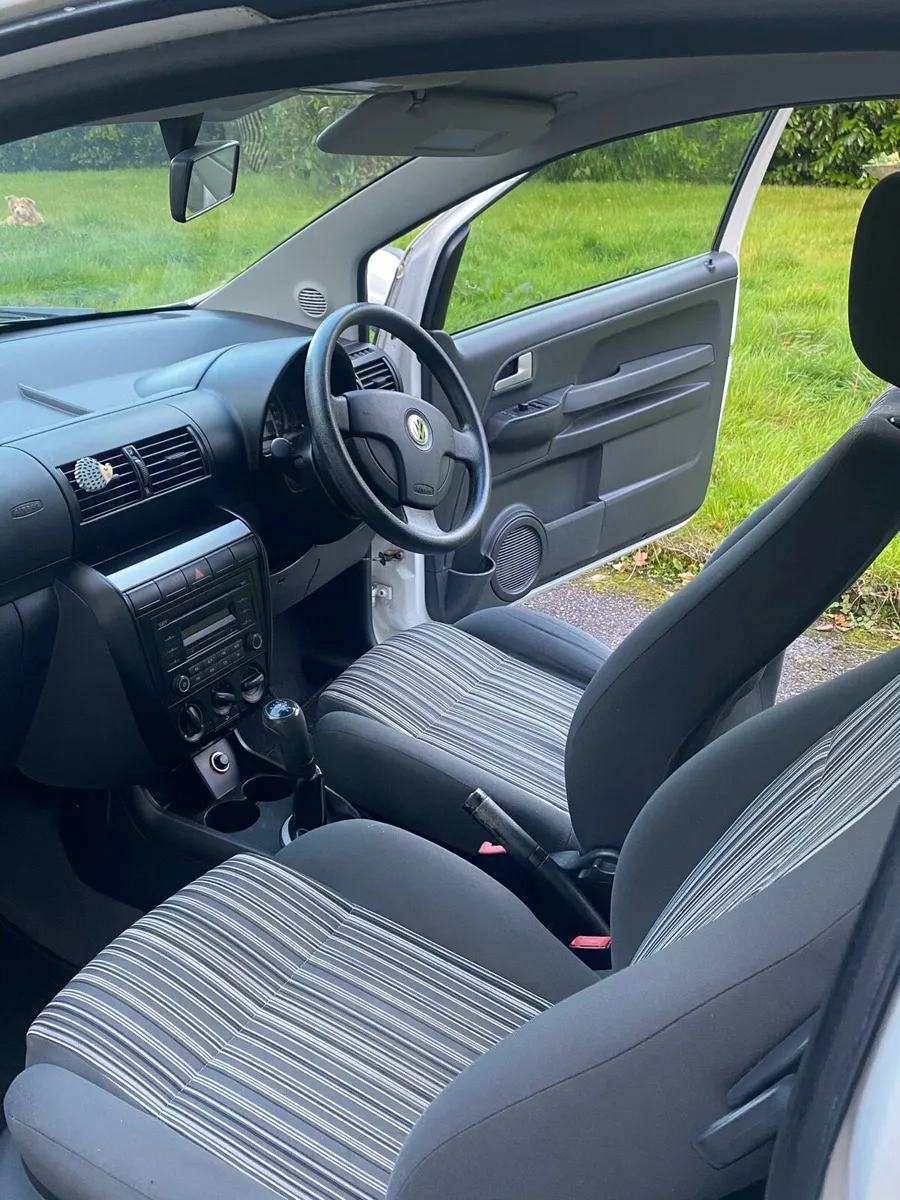 2008 Volkswagen Fox - Image 2