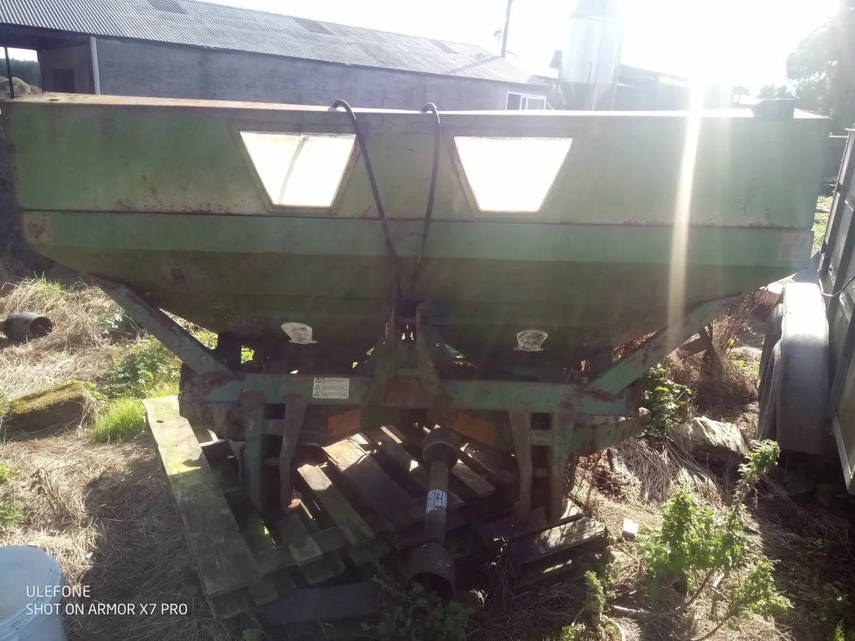 Fertilizer spreader - Image 1
