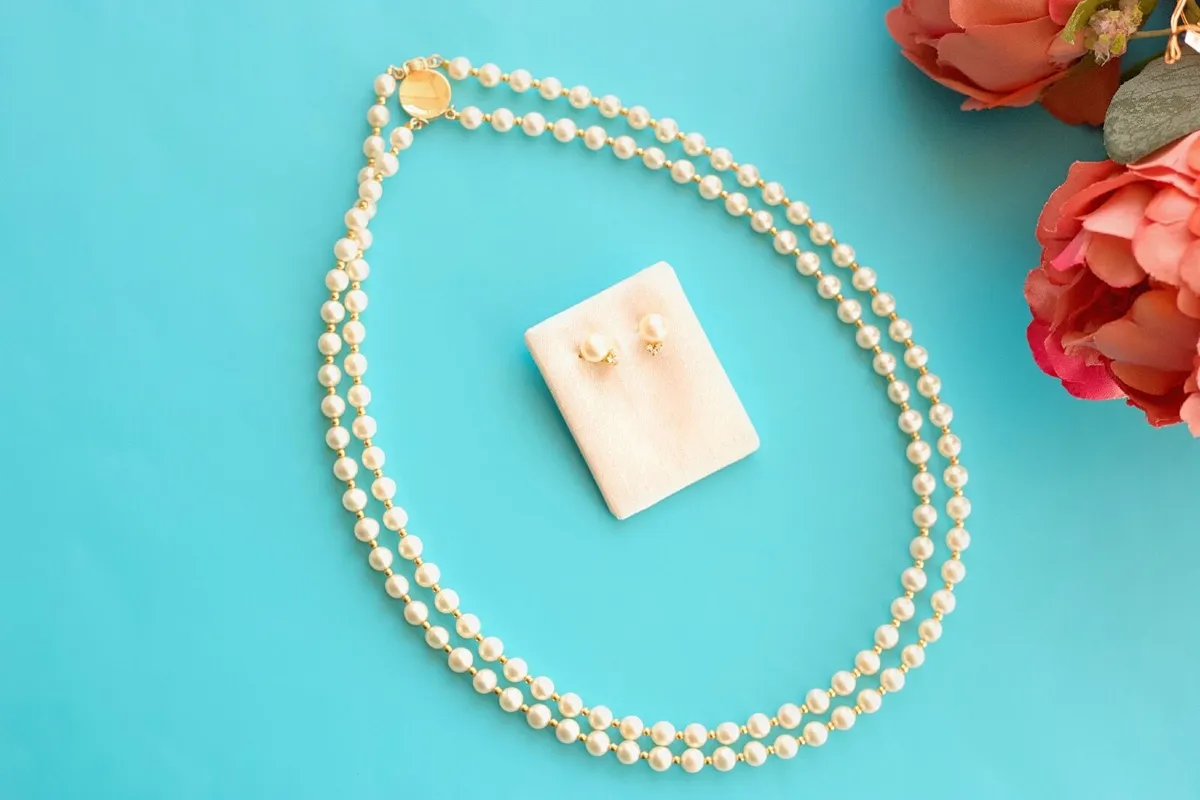 Pearl necklace and earrings set - Image 1