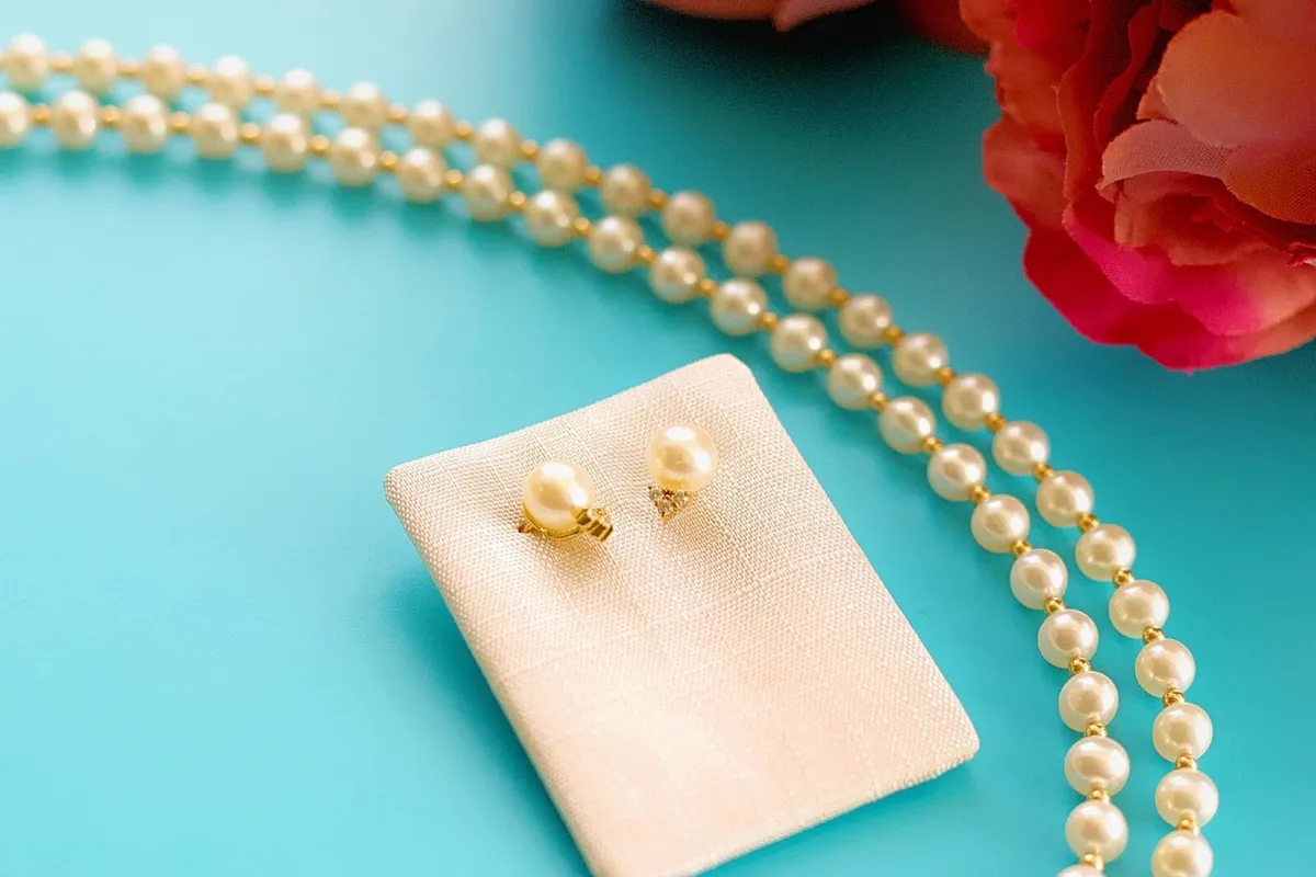 Pearl necklace and earrings set - Image 2