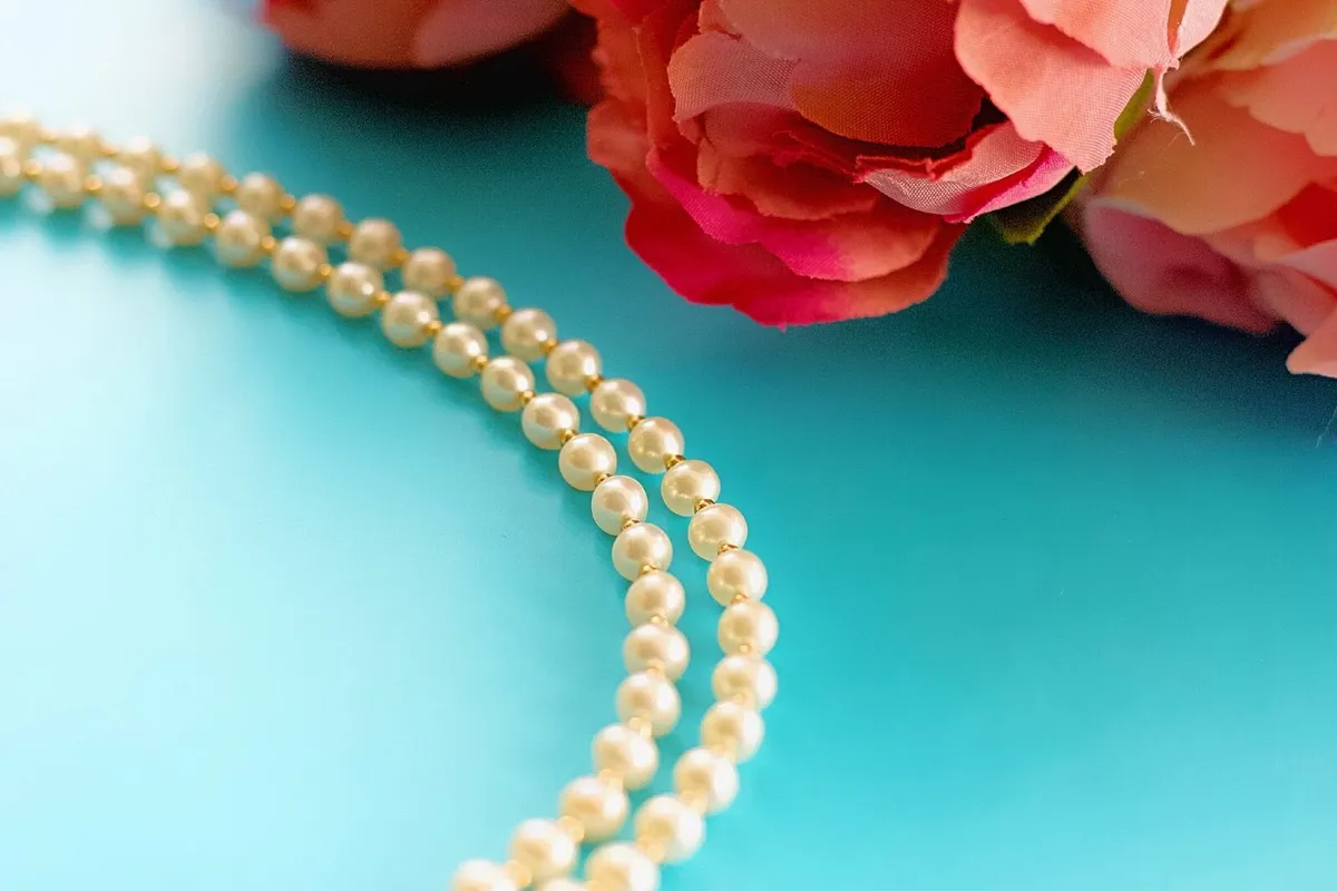 Pearl necklace and earrings set - Image 3