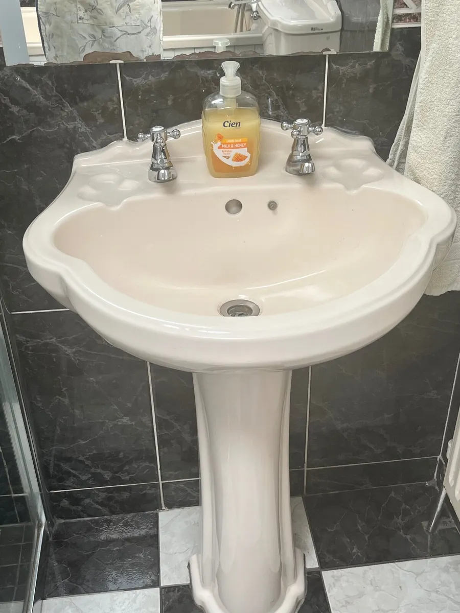 Bathroom suite - Image 2