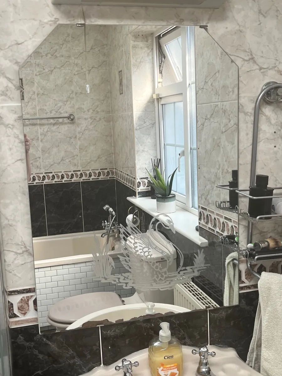 Bathroom suite - Image 4