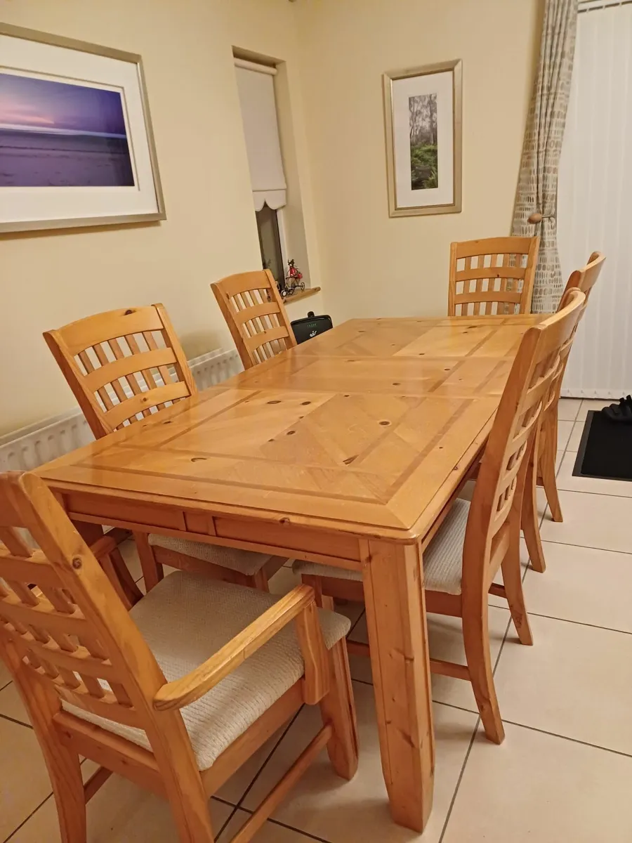 Table and 6 chairs - Image 1