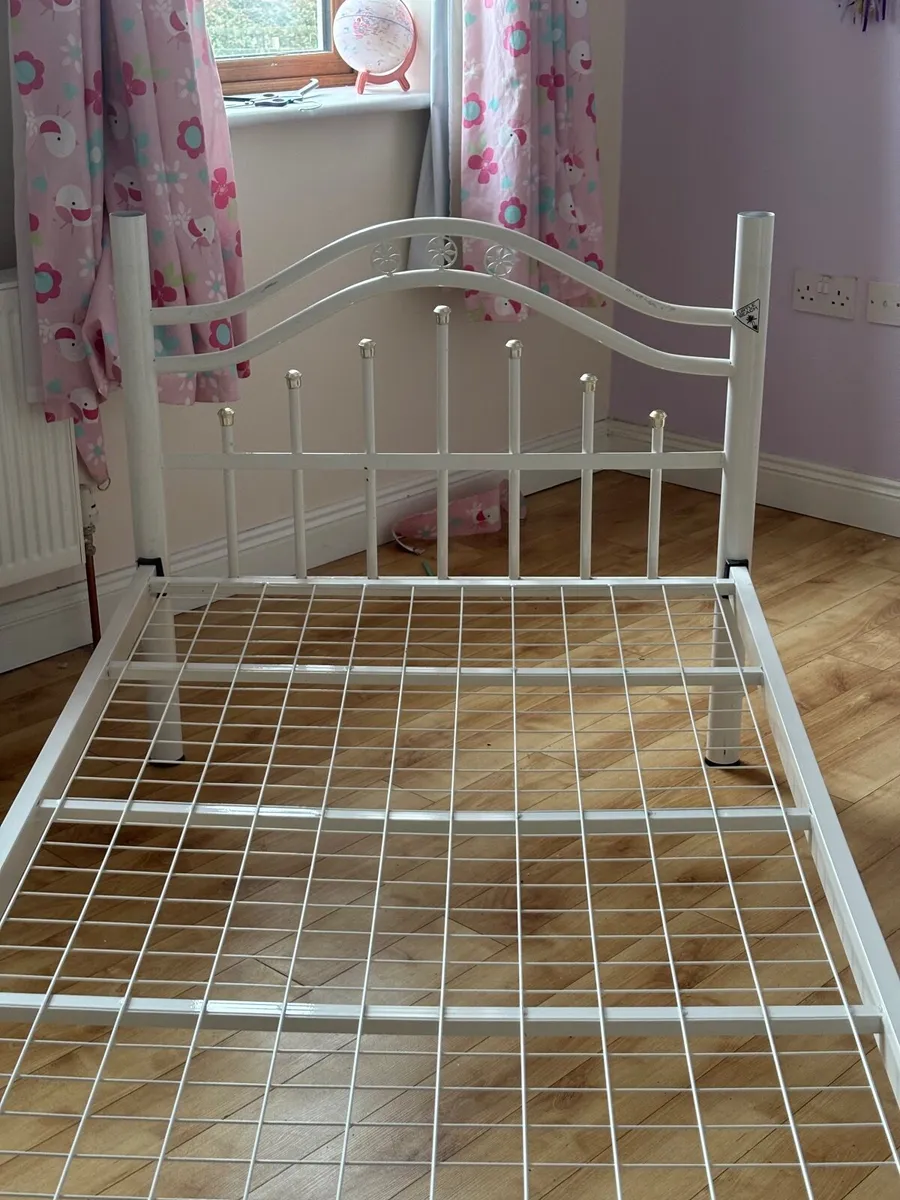 White iron single bed - Image 1