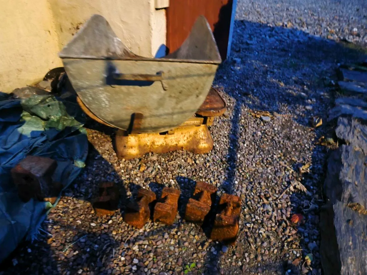 Traditional shop weighing scales and Singer sewing - Image 4