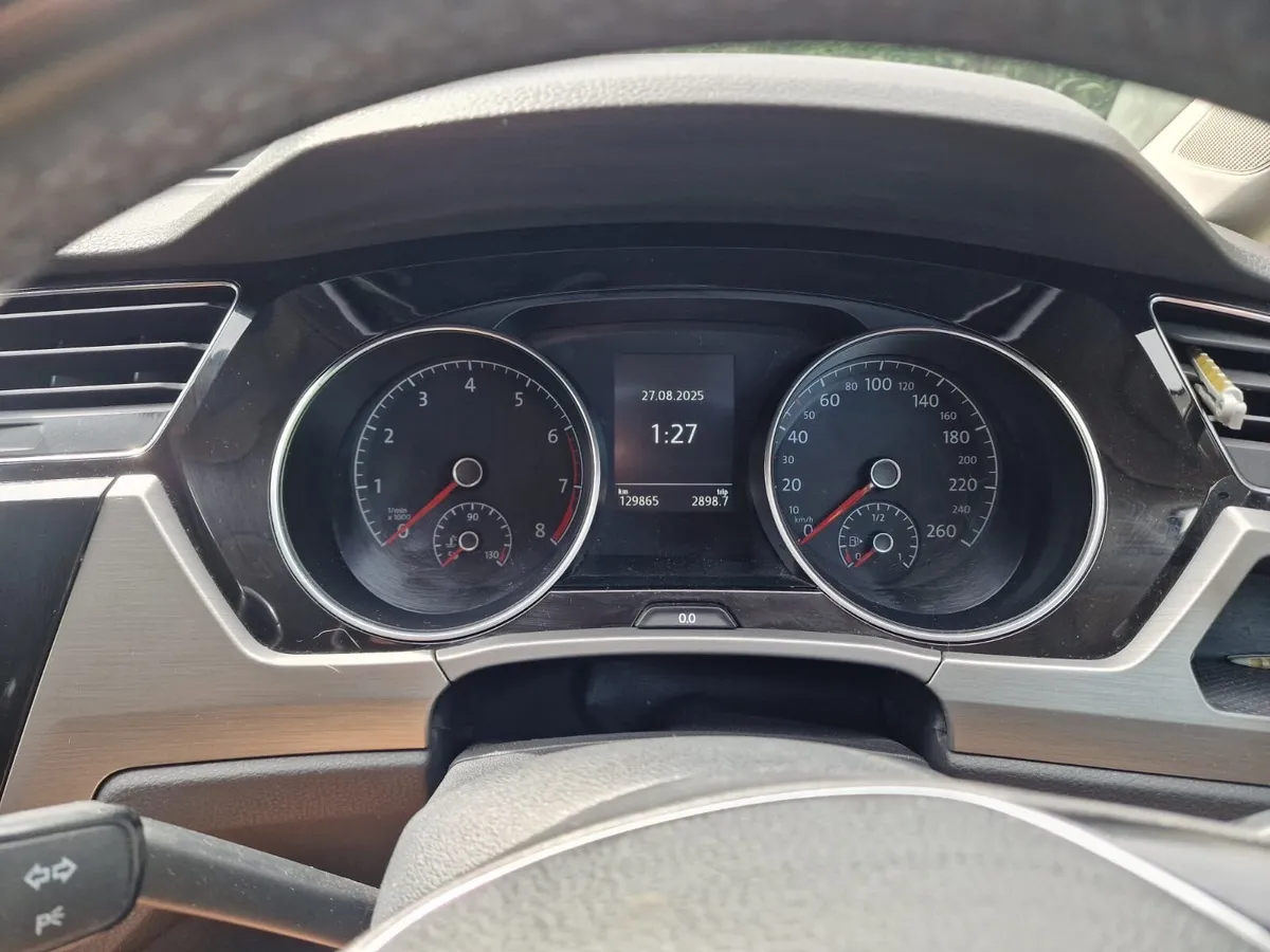 Volkswagen Touran 2016 - Image 2