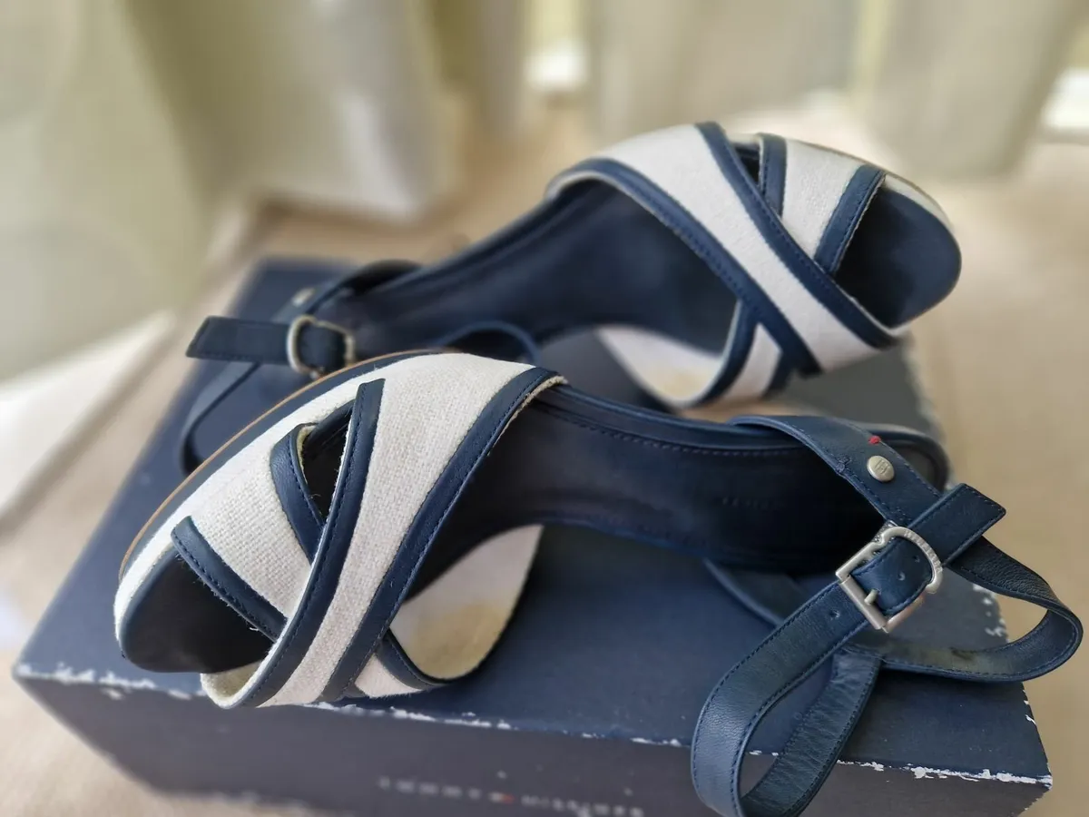 Genuine Tommy Hilfiger Sandal Heels UK7 - Image 4