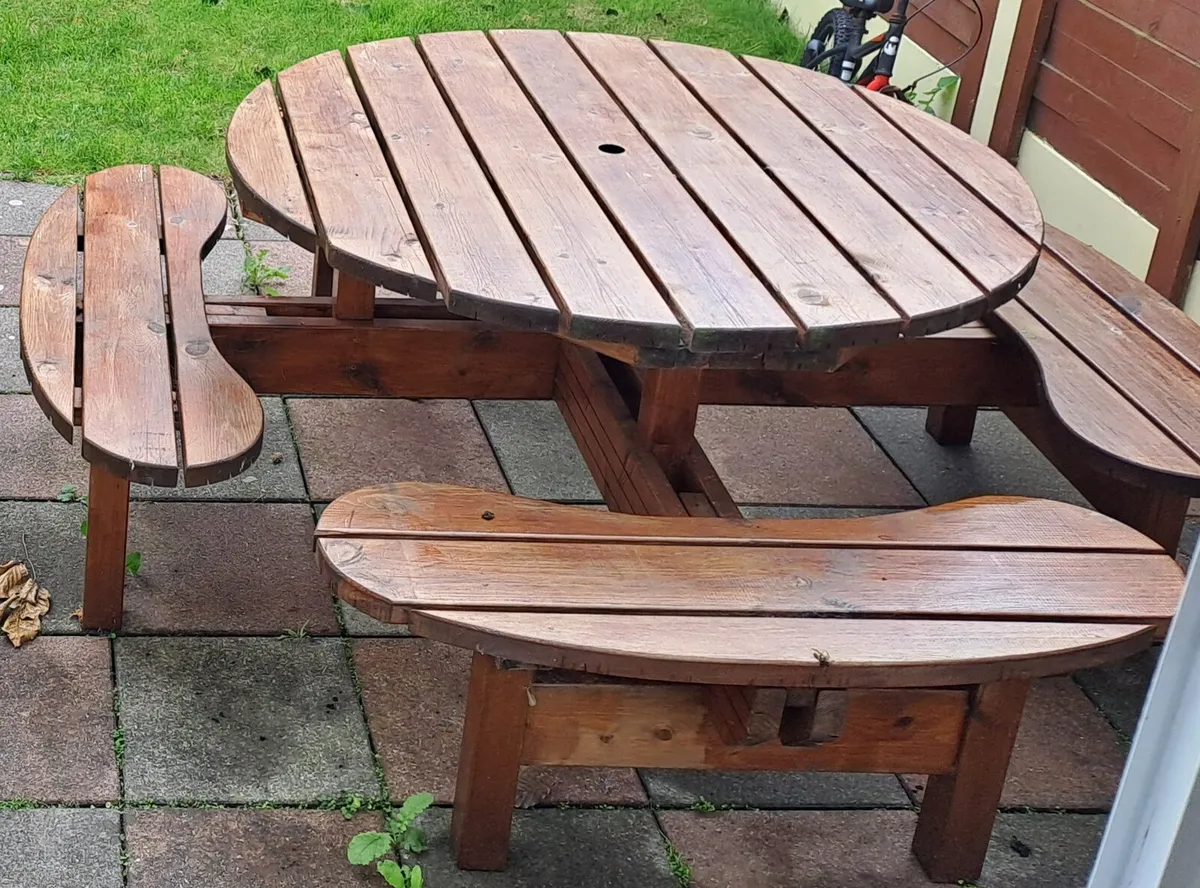 Outdoor round table 8 seater