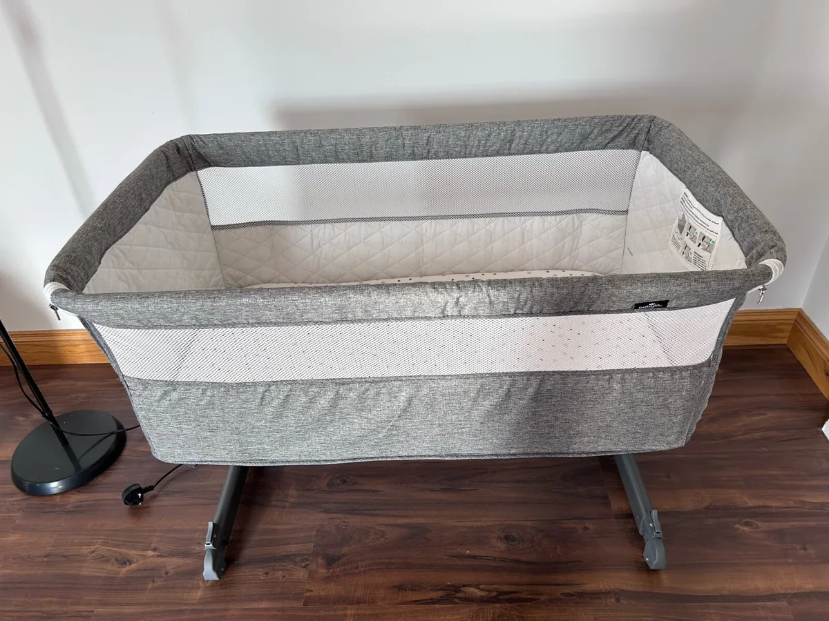Bedside bassinet/co-sleeper - Image 1