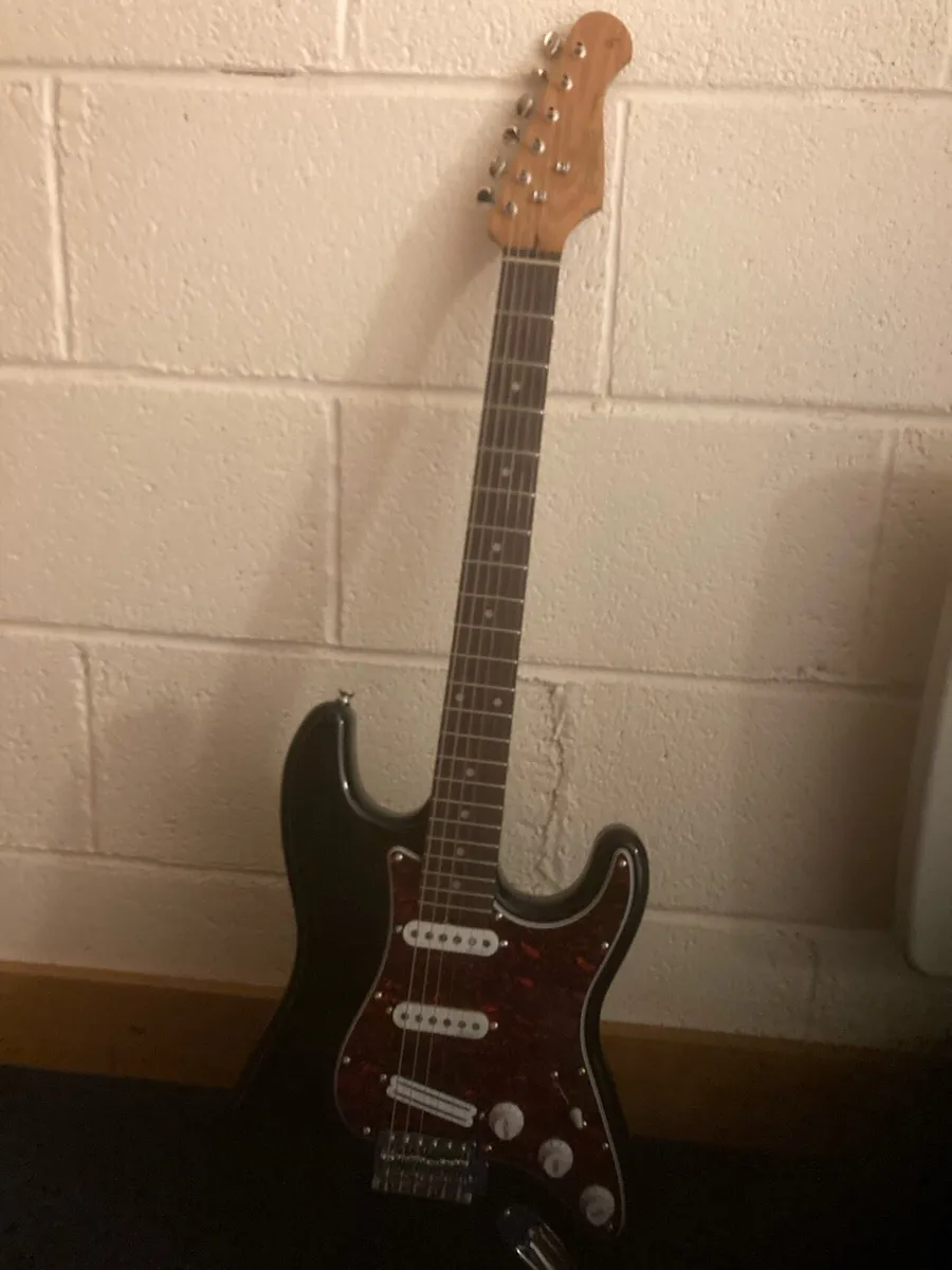 Electric Guitar and Amplifier - Image 2