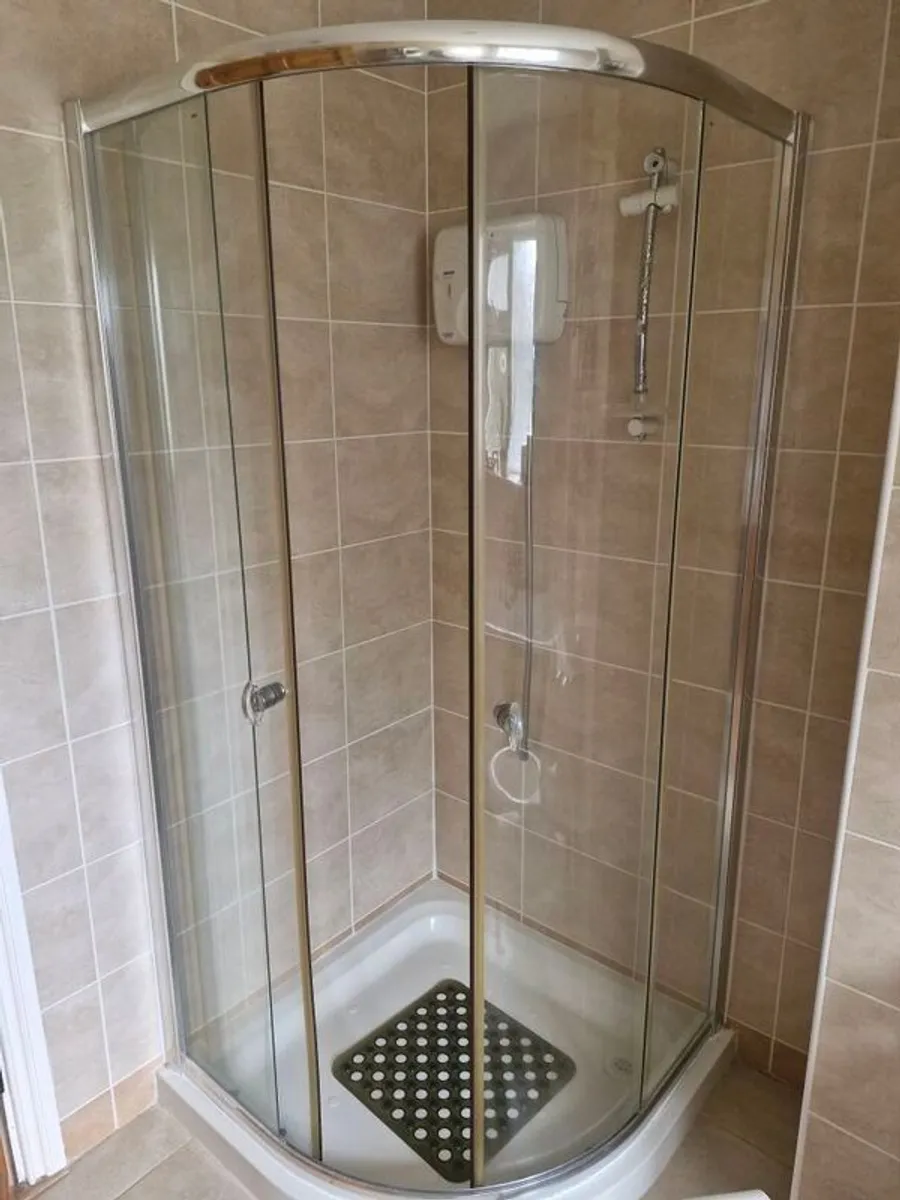 12 jet jacuzzi shower - Image 1