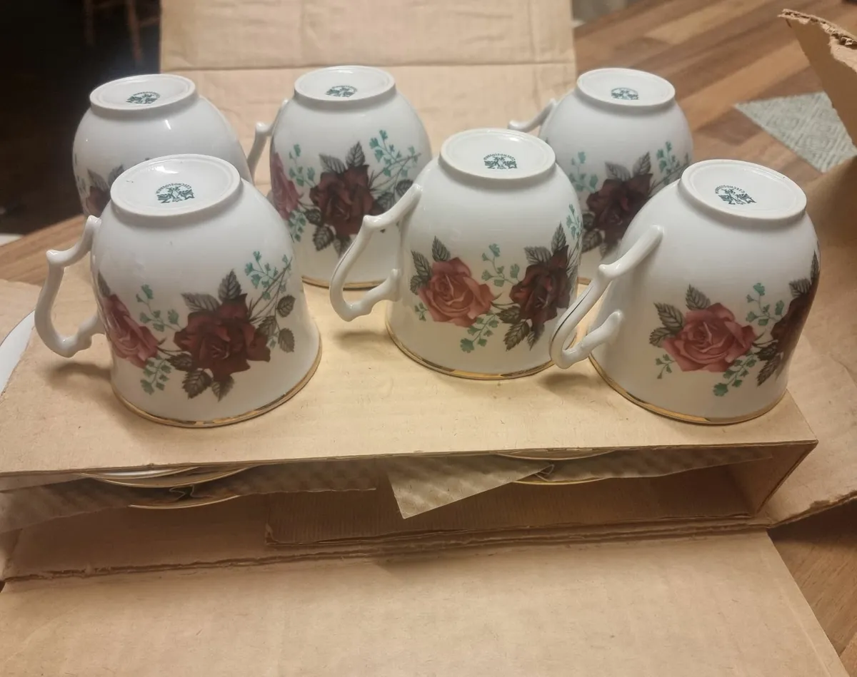 6 China cups & saucers - Image 1