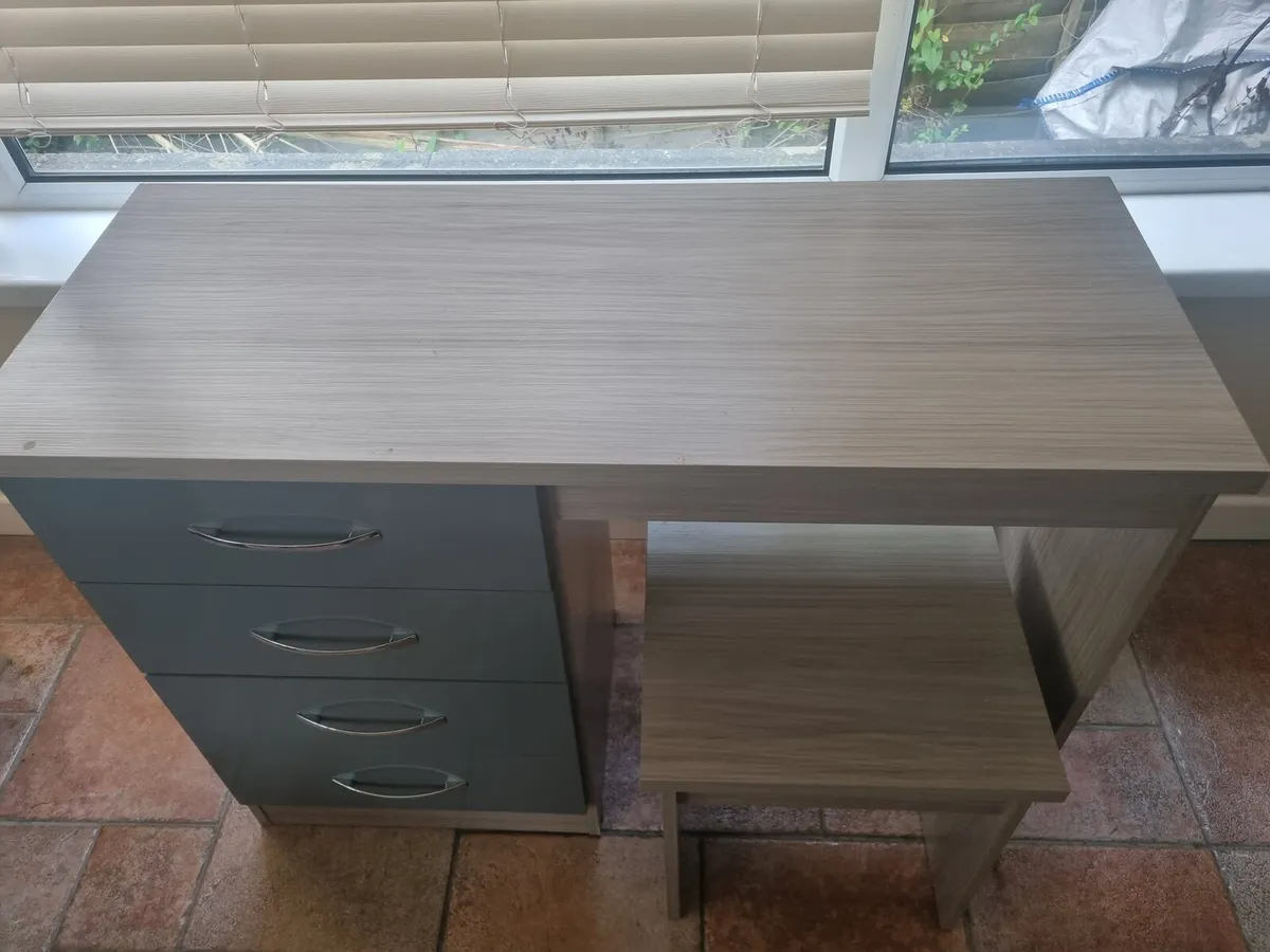 Computer desk - Image 2