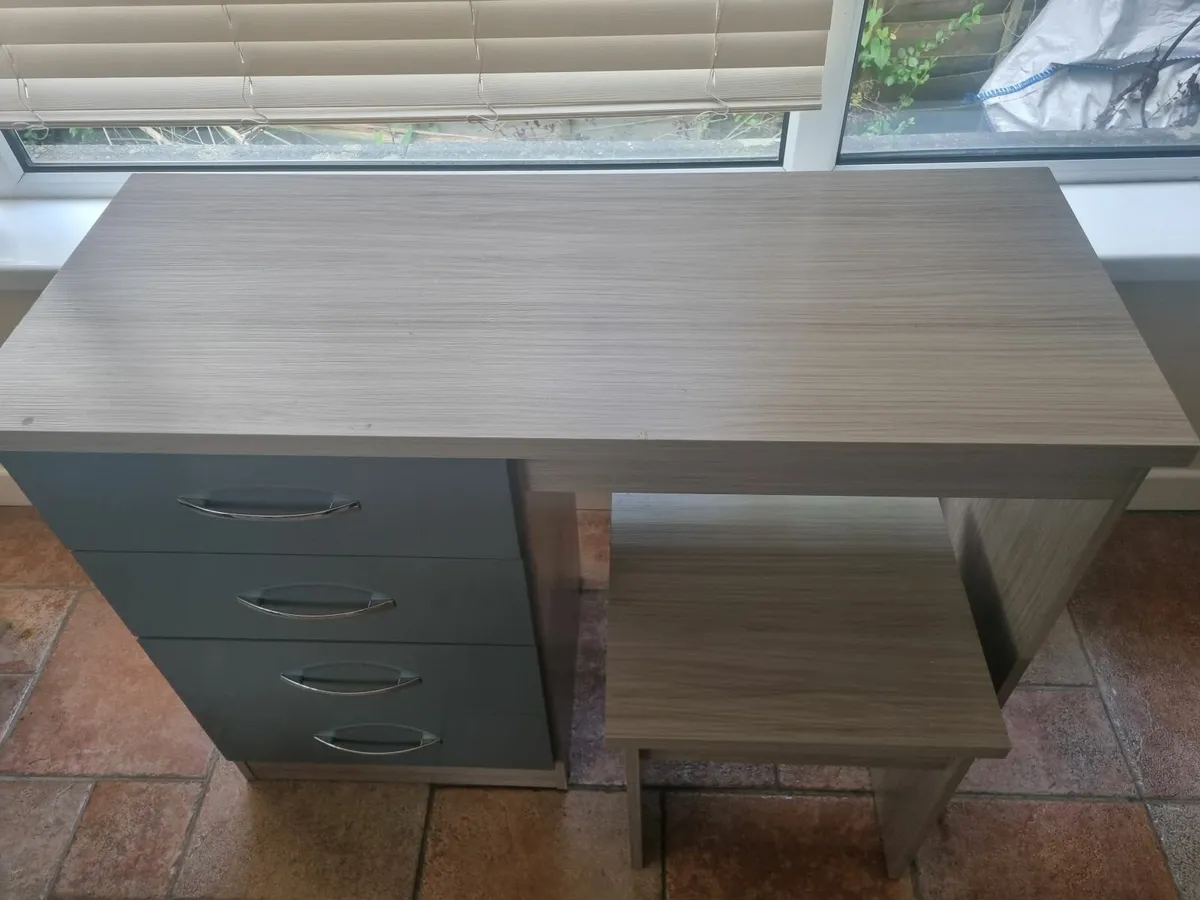 Computer desk - Image 1