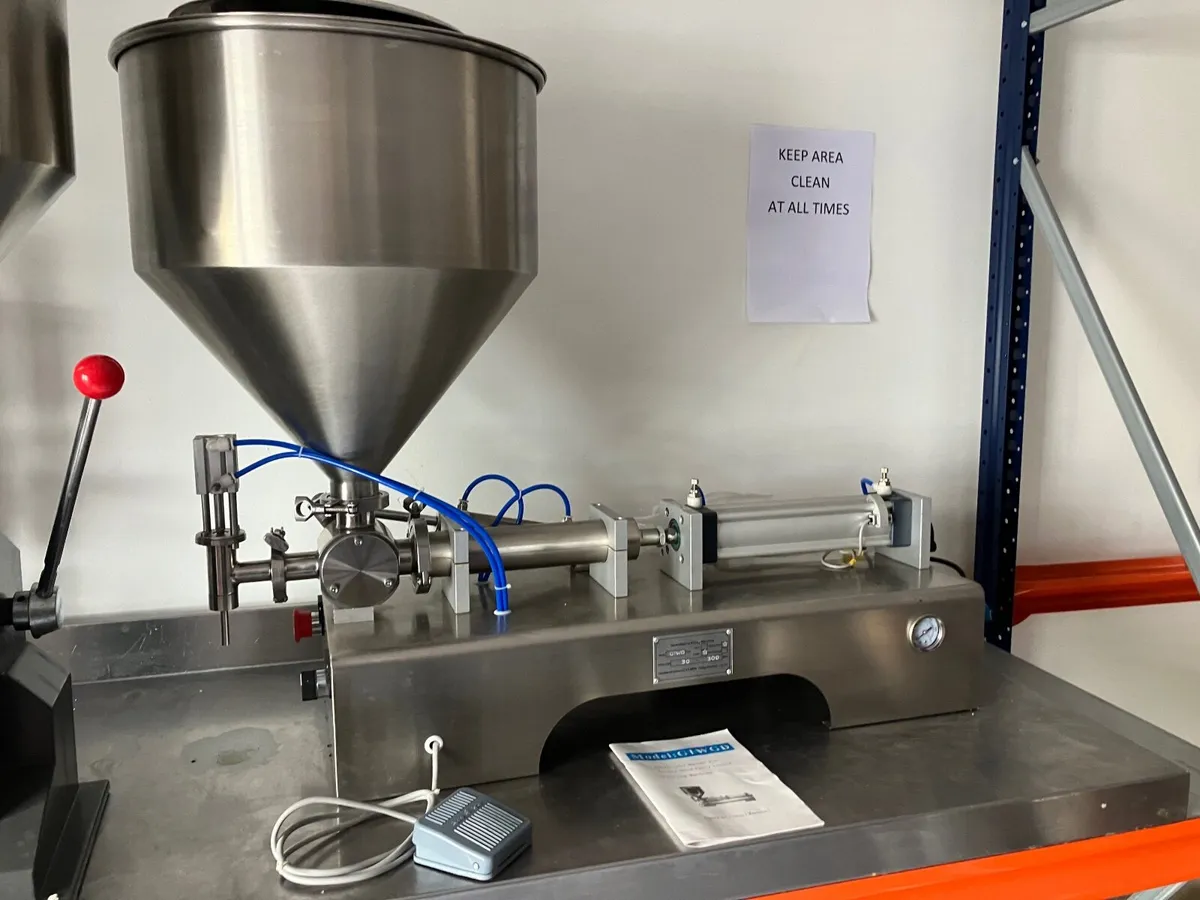 Brand new pouring machine - Image 1