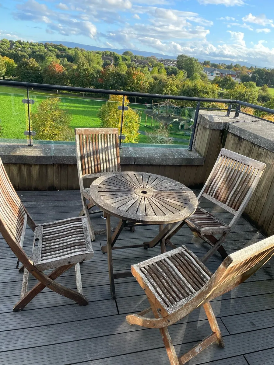 Round deck table + 4 chairs