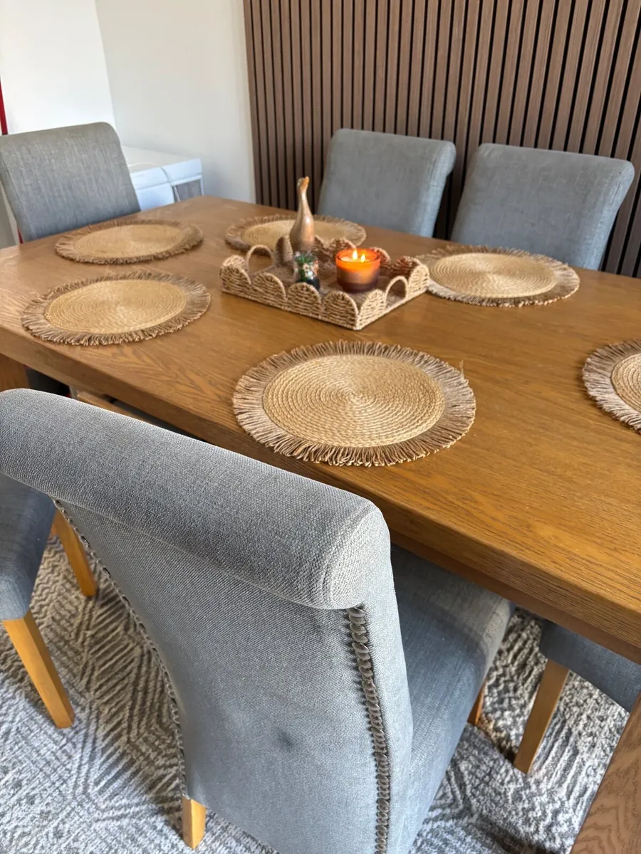 Table & 6 chairs - Image 1