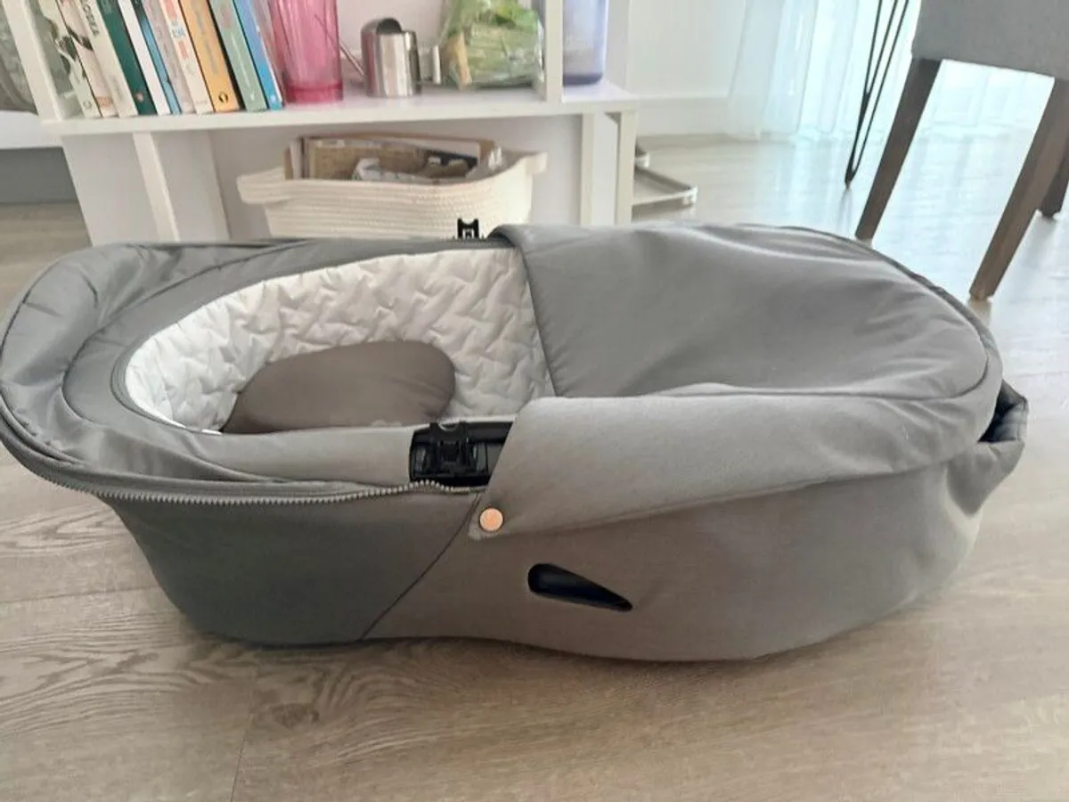 Amazing Stokke Xplory Pram and Travel Set - Only 200 EUR! - Image 3