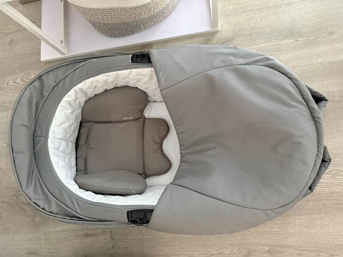 Amazing Stokke Xplory Pram and Travel Set - Only 200 EUR! - Image 4