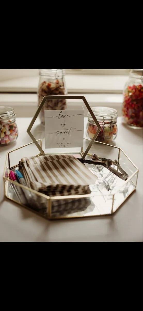 Timeless gold frames & trays - Image 2