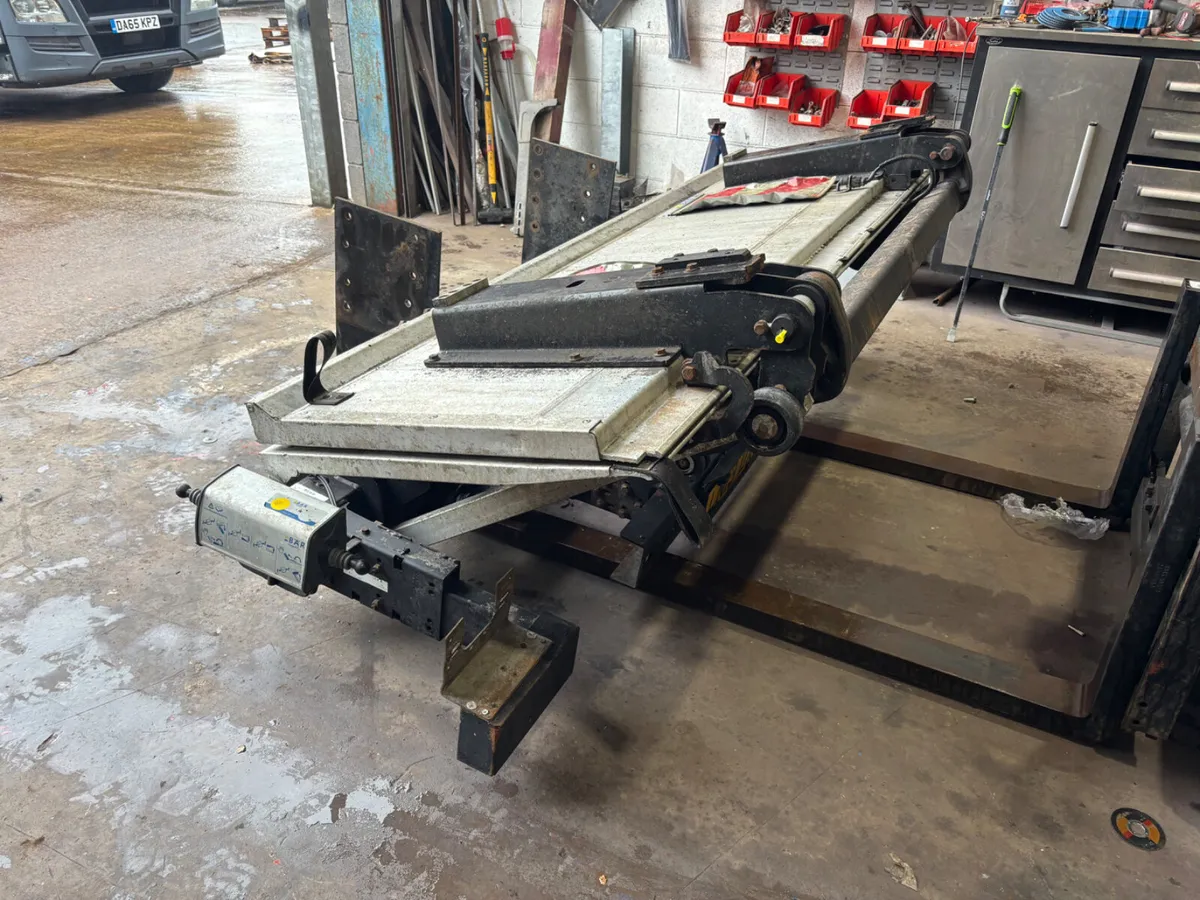 2018 Trailer tail lift - Image 3