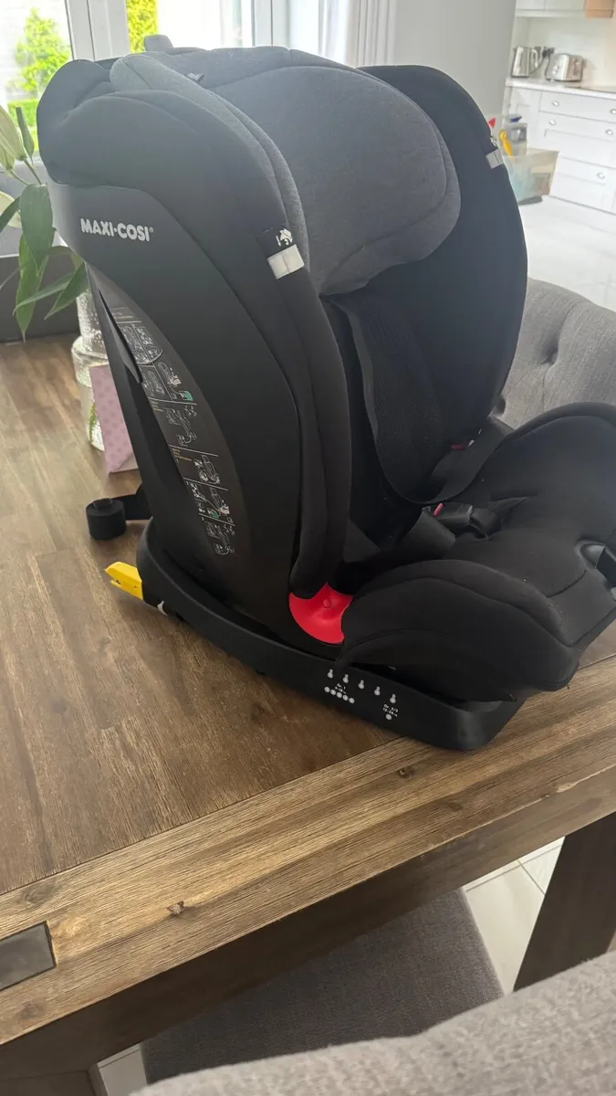 Maxi Cosi Titan Car seat black - Image 1
