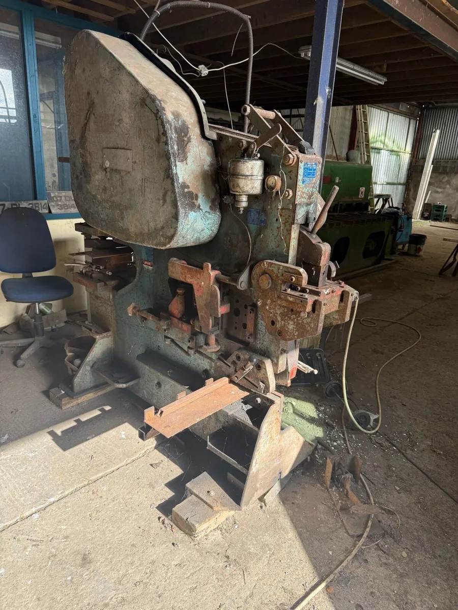 Kingsland iron worker - Image 1