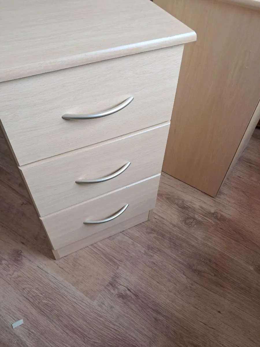 3 bed side lockers €15 each, 3 fir €40 - Image 4
